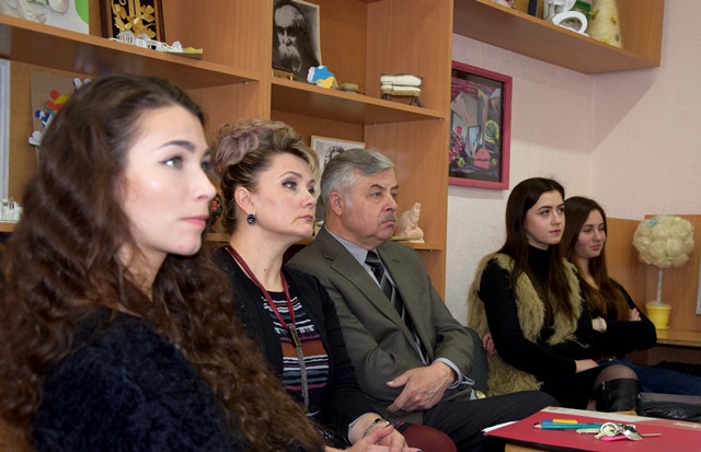 Учасники круглого столу переглядають відео з виконанням творів Шевченка в сучасних музичних інтерпретаціях